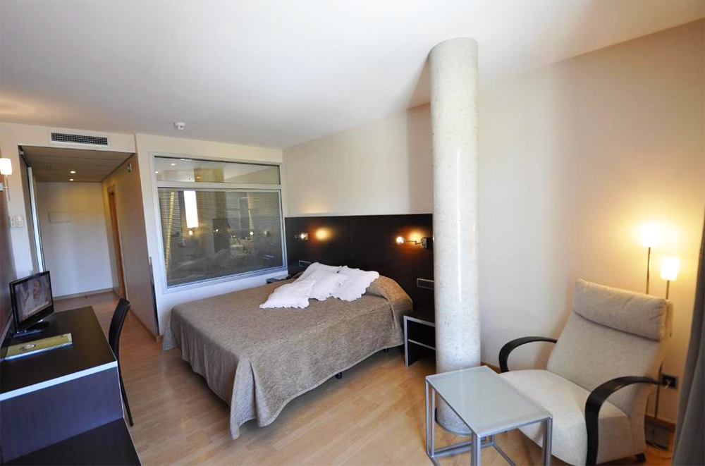 Hotel Palau de Girona jacuzzi habitacion girona